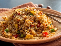 Ориз със зеленчуци по китайски с яйце и соев сос - снимка на рецептата